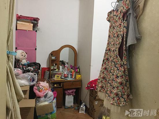 单亲妈妈带娃开夜班出租 车祸后失业彷徨中坚持 单亲妈妈带娃开夜班出租 车祸后失业彷徨中坚持