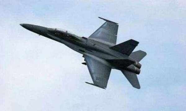 中国歼20双鸭翼外形功能强大 弥补发动机不足