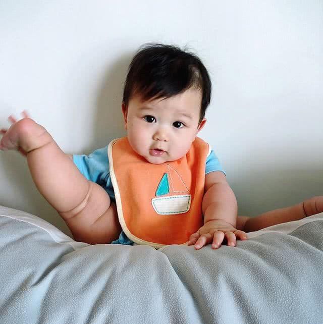 胡杏儿晒儿子萌照秀幸福 Brendan实力演绎困也