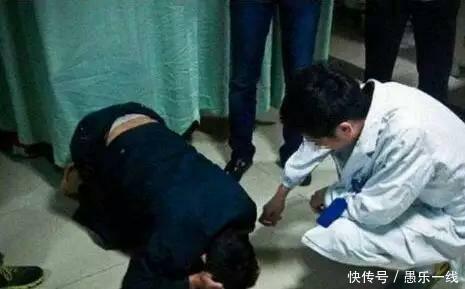 90后孕妇突然羊水破了痛苦大叫,老公跪求医生