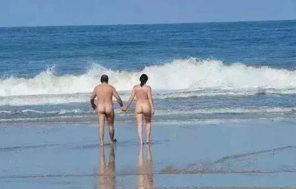 偶尔也能看见一对情侣嬉笑着走过，或者胖到不行的老头老太太骑着一辆双人自行车旁若无人地经过；最夸张的是全家人，从婴儿到祖父母，全部一丝不挂，且有说有笑，看来褪去了衣衫，也褪去了距离。