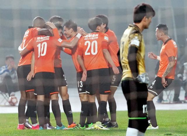 中超-北京人和主场2-0新疆成首支升级球队