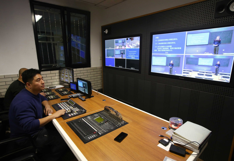 北京二中的老师在对正在进行的直播课程进行导播.