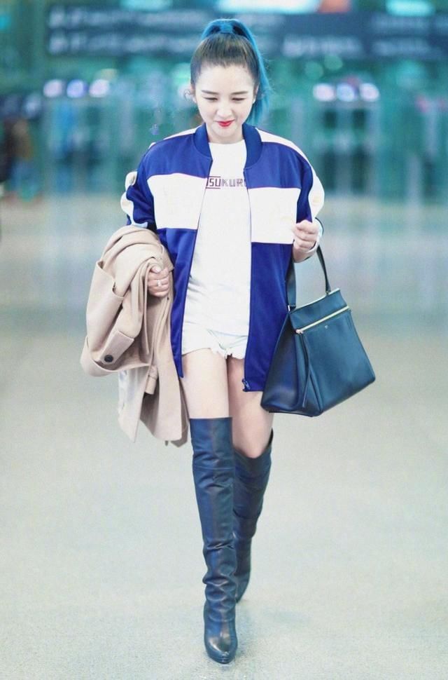 何洁现身机场,卫衣裙搭配短靴真厉害,网友:小个
