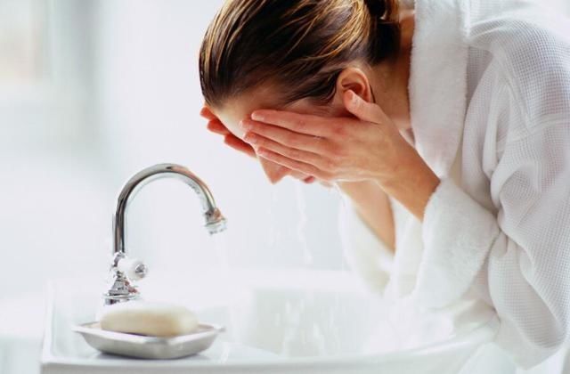 鼻子上很多白色发臭小颗粒,还容易变痘痘,4步