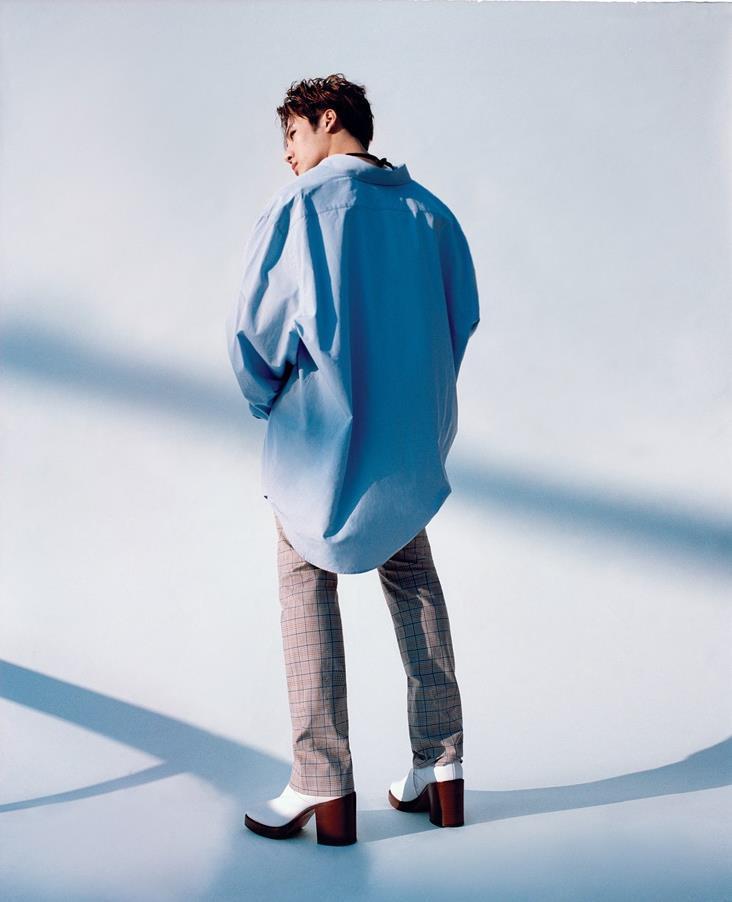 王嘉尔拍复古大片 脚踩10厘米粗跟鞋