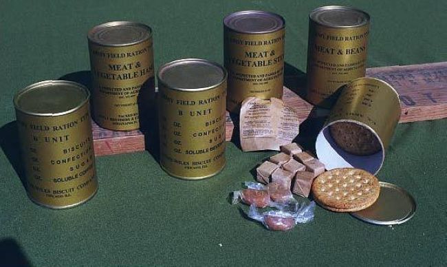 于是乎，以C口粮为核心的美军单兵口粮可为每名士兵提供的热量为4350卡路里/日。当战局并非特别激烈，可以以半成品为基础制作B口粮时，每名士兵每天的热量摄入为4250大卡。一线战斗队部每日的午、晚两餐必须配有肉食，每月三十天（60次正餐）中平均50.5次可以吃到新鲜肉制品，其余9.5次则以罐头午餐肉凑足。