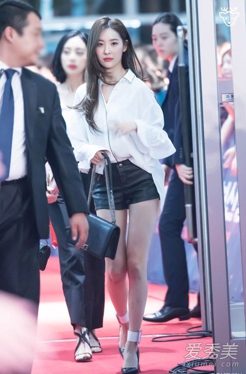 宣美换上宽松白衬衫配黑色短皮裤马上又变成知性干练的御姐，气场十足。