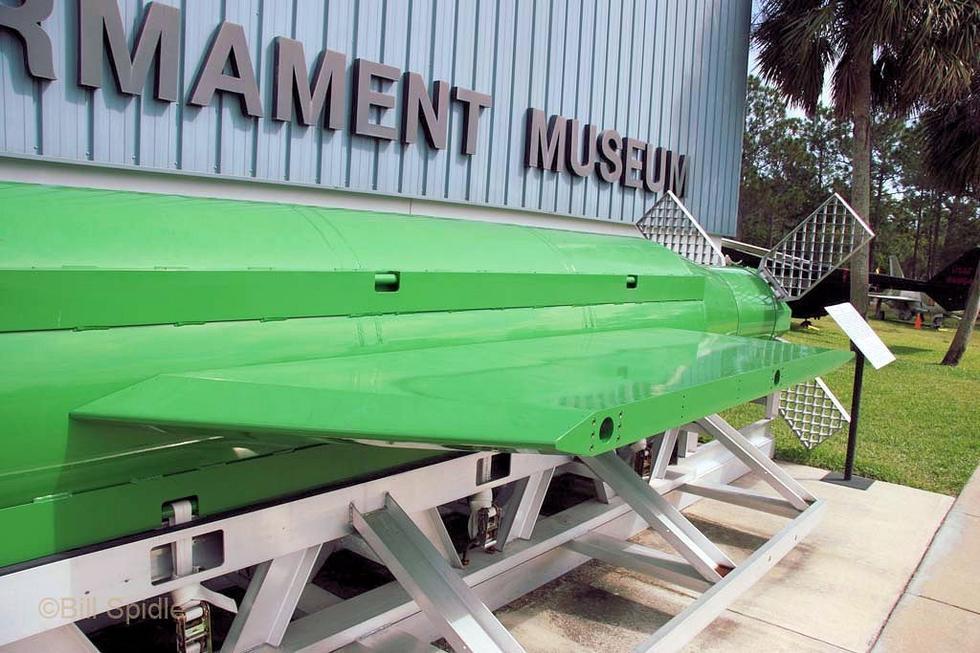 在GBU-43/B型炸弹的弹体上，还设置了一对弹翼，以便确保其下落的姿势稳定。