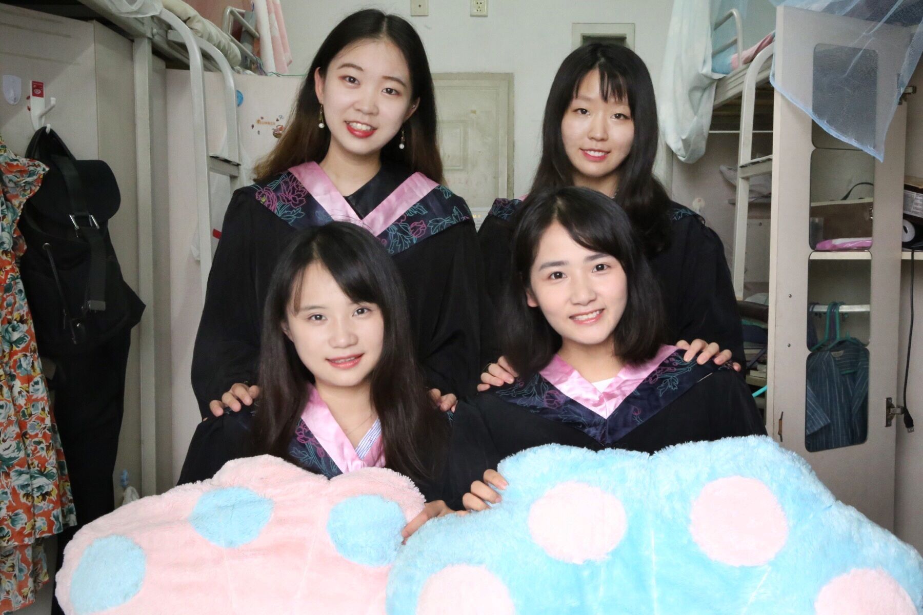 组图:两寝室8名女生全部名校读研 4人上985