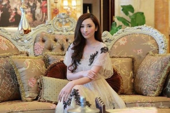 豪门阔太吴佩慈豪宅装修:衣帽间地板上全是名