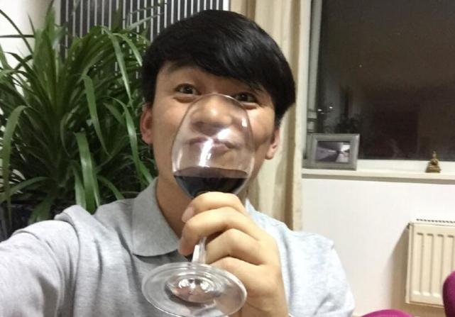 范冰冰罕见秀性感裙子开到胯 王宝强喝红酒举