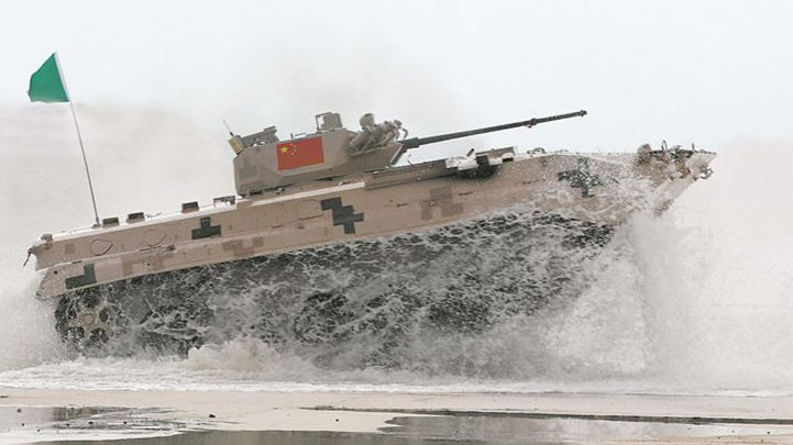 十几吨战车开出“超跑”的感觉 中国军人在国际赛场上演压轴大戏