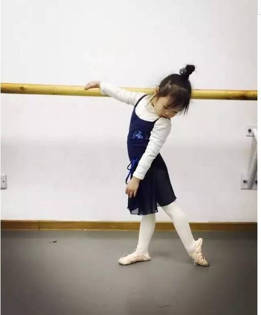 四岁宝宝想吃肉,给姑姑说了这样的话,家人哭笑