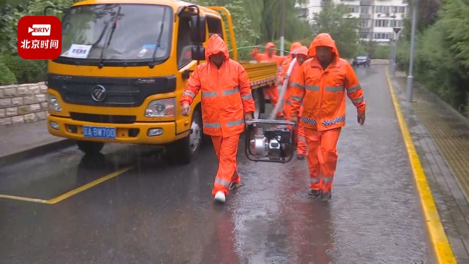 致敬！暴雨之中，他们用坚守温暖了一座城→_北京时间