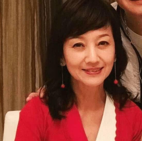 64岁赵雅芝素颜照曝光,原来不老女神卸了妆长