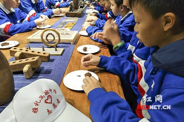 雅礼实验中学学子体验香道:愿做非物质文化遗产的传播者