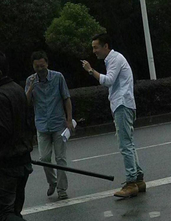 明星驼背是什么感觉?杨幂缩成1米5,鹿晗流氓气