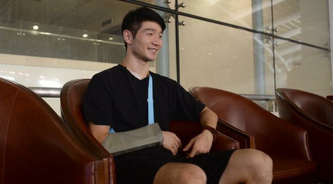 江苏苏宁球员吉翔虽然有伤在身,但还是现场观