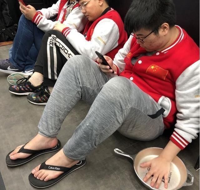 吃鸡战神选择离队,放弃虎牙1500万签约费,周莉