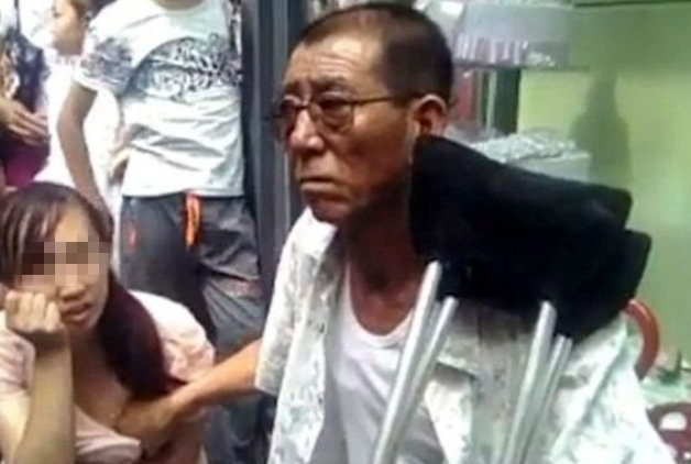 看来这女子的未来连这个算命老人都无话可说了，而且被抓奶的女子也一付兴味索然的托著下巴等待老人开口，一旁则有围观民众好奇地观望这奇异的场景。