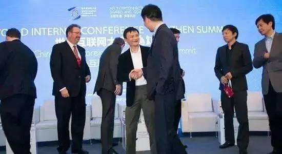 马云和政商要员握手时都是单手, 为什么对她却