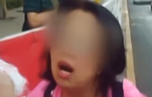 女子骑车闯红灯被查怼交警：滚开，你惹不起