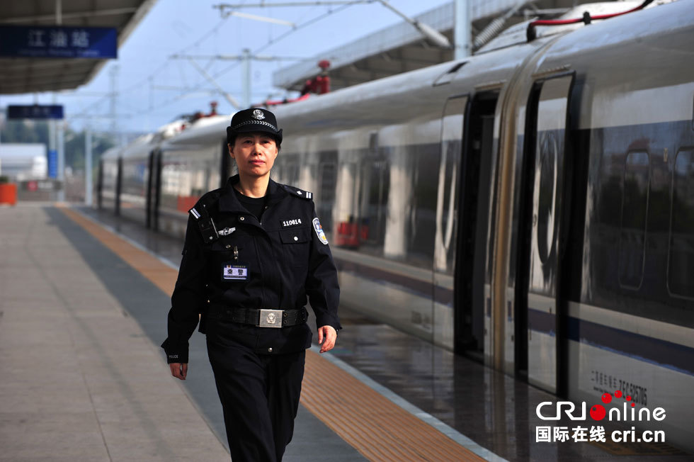 女乘警李芸:20载"青春"献春运 待旅客如亲人