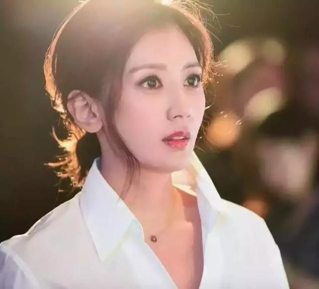 贾静雯与2任丈夫生下3个女儿,如今被小9岁的老