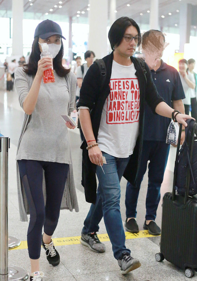 39岁朱孝天发福显脸圆"西门"风采不再 获娇妻相伴幸福满满