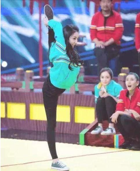 劈一字马就服这些女星,宋茜真功夫,谢娜难度高