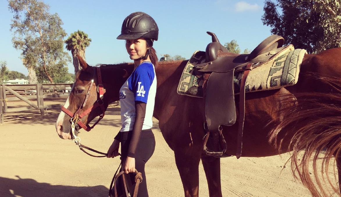 图为:李跑与爱马合照