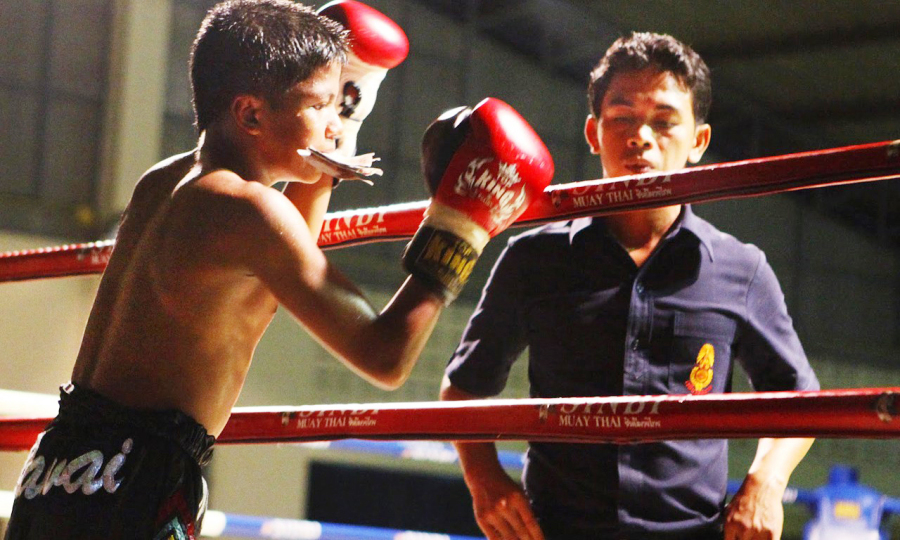 泰拳这种成年人看着都觉惊心动魄的激烈格斗，在泰国贫困乡村，却有不少孩子在练，并以打拳赛谋生。对穷孩子而言，这不失为贴补家用乃至改变自身命运的理想出路。