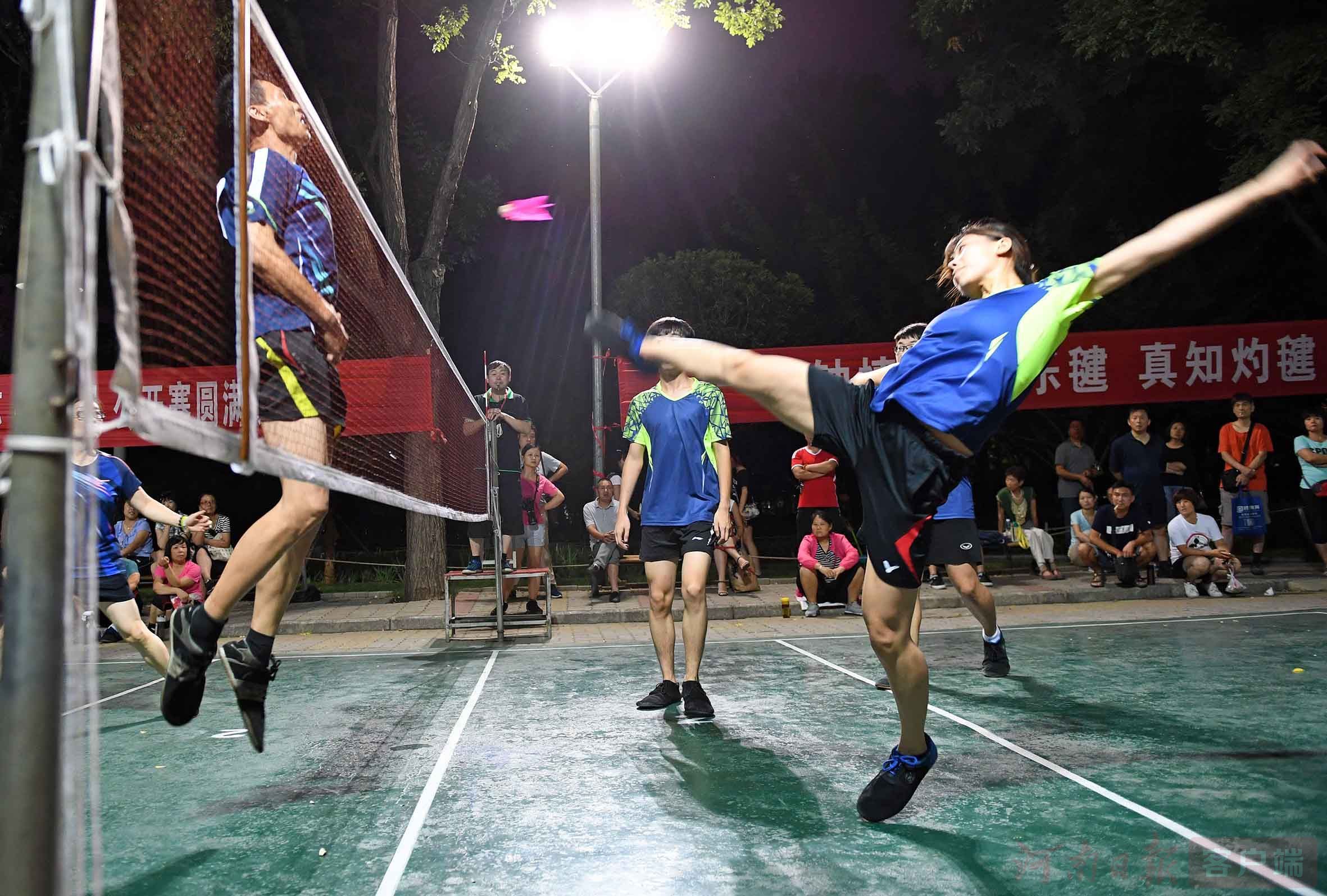 7月27日晚,郑州市绿城广场上毽球运动员闪转腾挪,桃红色的毽球上下