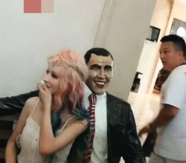 真人芭比迪丽拉假装成雕塑 竟被男子占便宜? 真人芭比迪丽拉假装成雕塑 竟被男子占便宜?