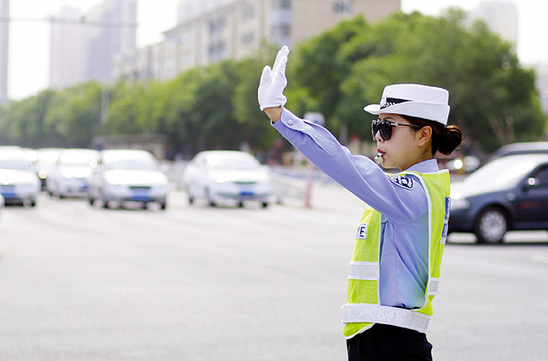 衡水市女交警在育才街人民路岗执勤.