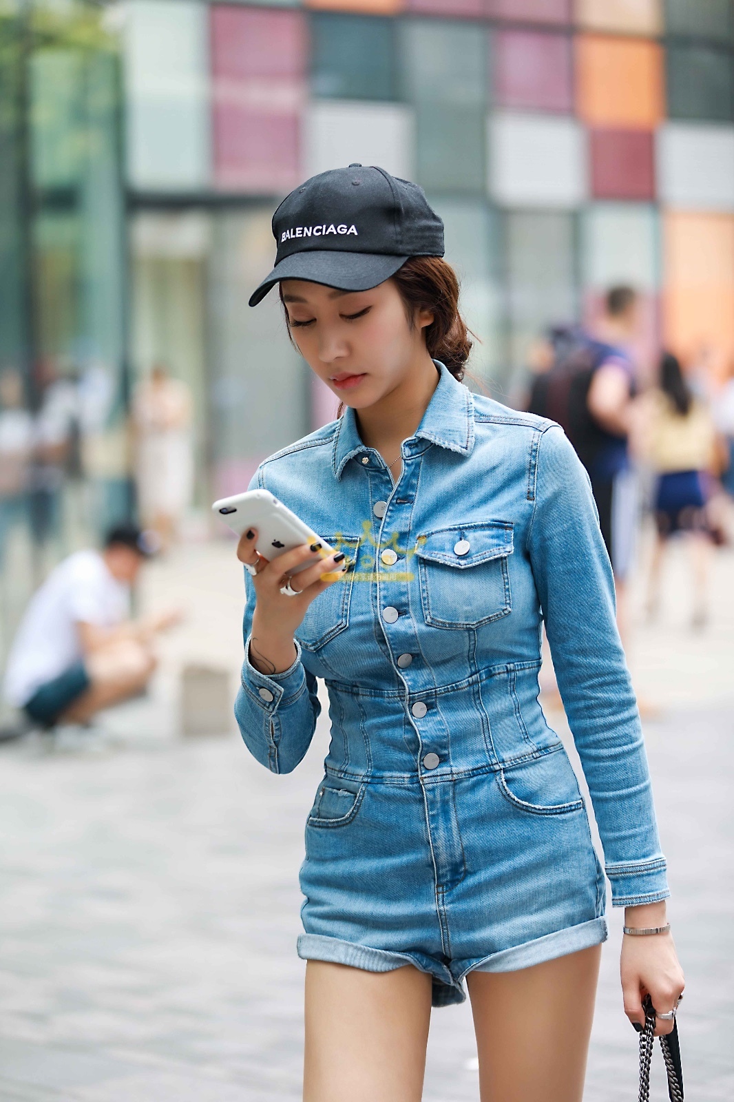 三里屯时尚街拍:分享一组牛仔短裤美女