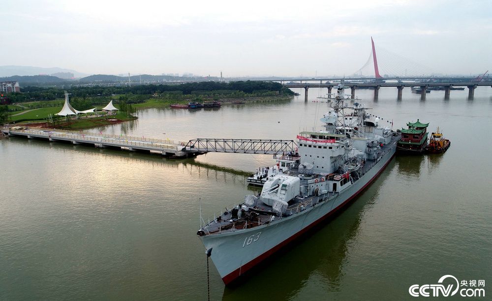 央视网消息:8月1日,我国自行研制的第一代导弹驱逐舰南昌舰在江西南昌正式开放。(记者 袁育堃 报道)