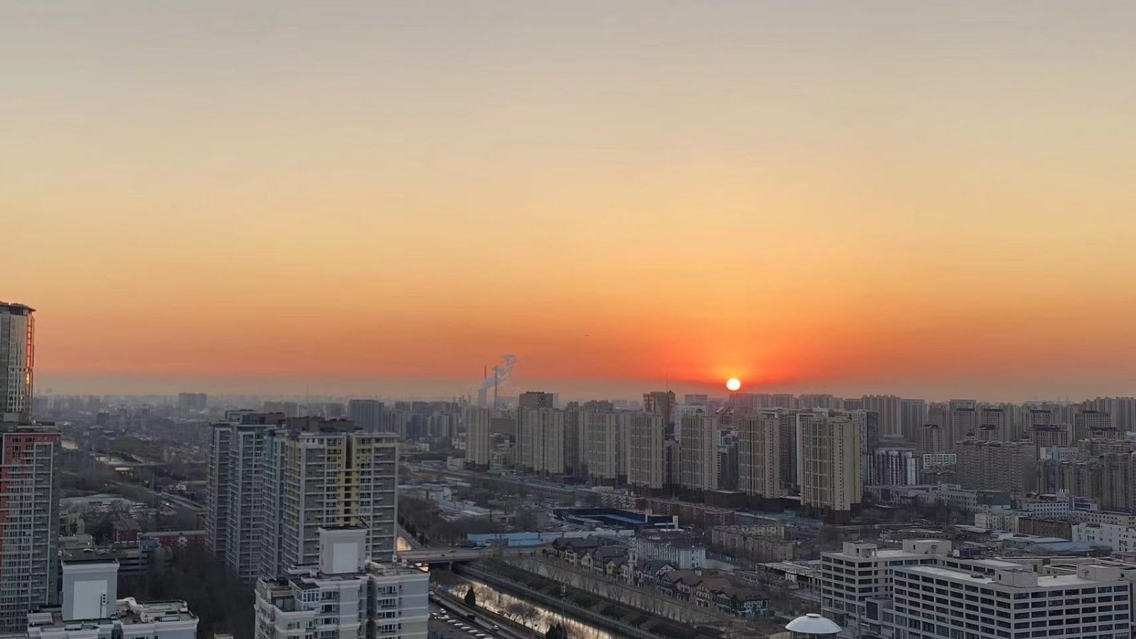 今日大风天持续，防高空坠物是重点，全天最高温止步33℃！