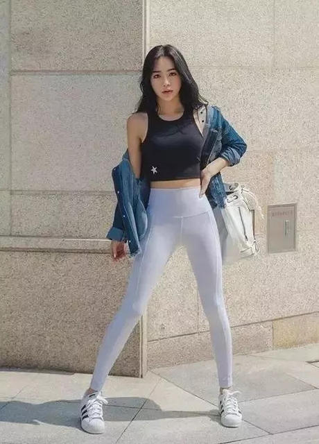 打底裤配上纯白的上衣,看上去显得十分的小清