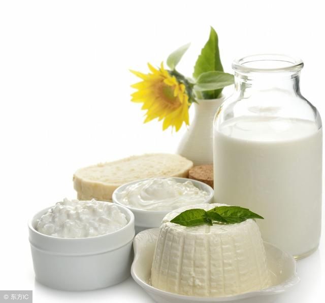 大家都知道晚上睡前喝杯热牛奶好处多多,到底