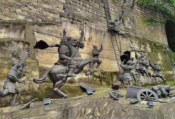 期间,脑子发热的蒙哥还派了已经投降的晋国宝去钓鱼城劝降王坚,你说你