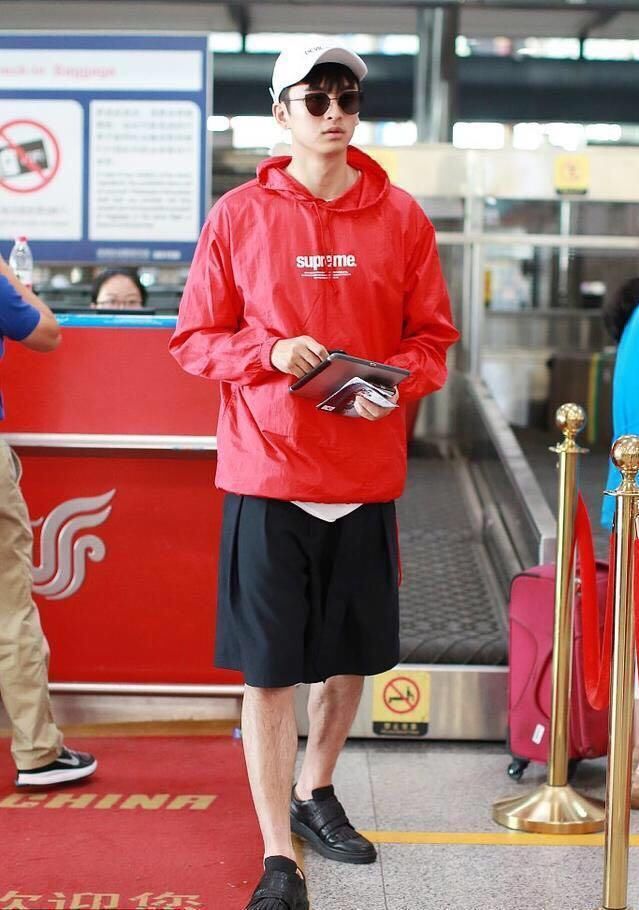 同为师兄弟的张云龙和张彬彬,机场穿搭就不太