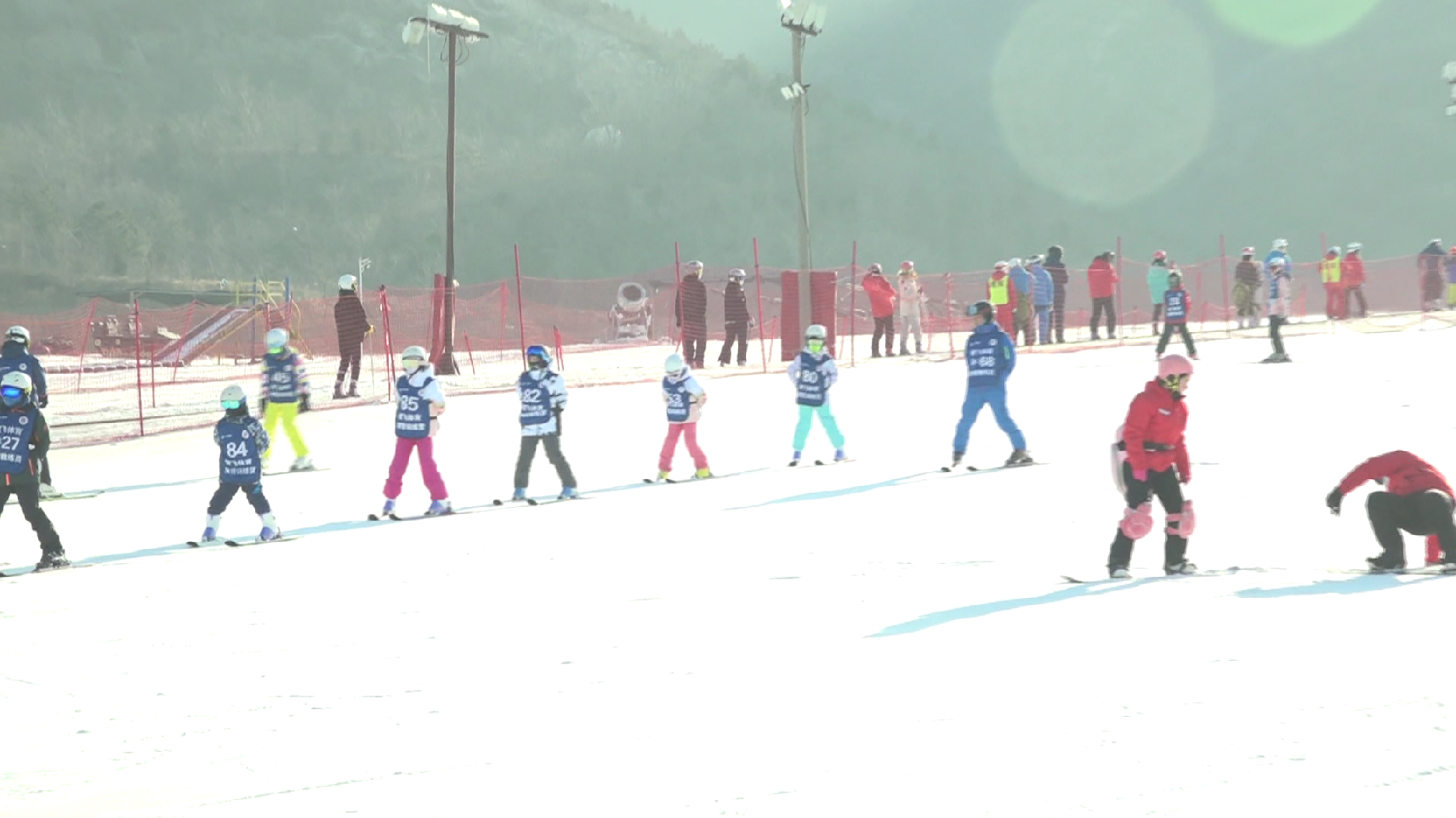 迎冬奥乐享冰雪 大众滑雪热情高