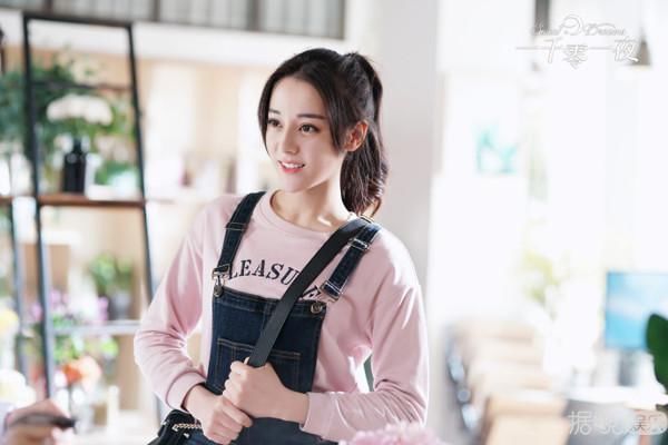 热巴、邓伦的情侣手环火了!电视剧的带货能力