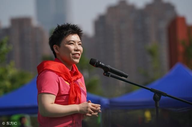 大家还记得那个女乒乓球运动员邓亚萍吗,她如