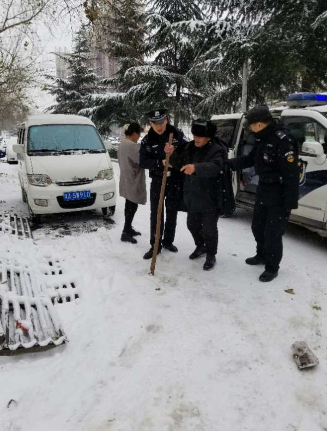 【暖新闻】暖心!八旬老人风雪中迷路 登封民警护送其回家 【暖新闻】暖心!八旬老人风雪中迷路 登封民警护送其回家