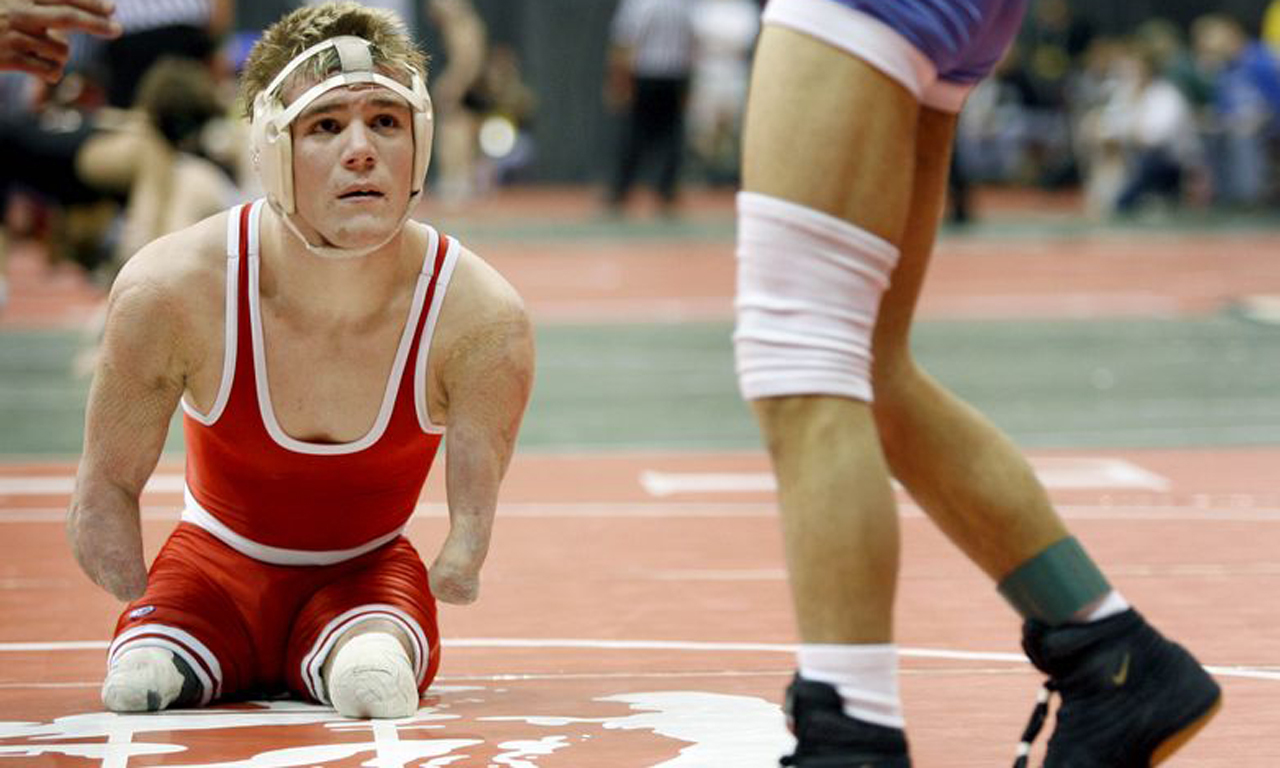 摔跤被公认为是世界上最古老的竞技体育运动。两运动员徒手相搏，按一定的规则，以各种技术、技巧和方法摔倒对手。摔跤是一项非常讲究身体对抗的运动，在美国却有一位男孩因病切除四肢，却还是能玩转摔跤成为学校冠军。Dustin Carter原本是一名有主见、有魅力、样子俊俏的小男孩，可惜他在五岁那年得了脑膜炎球菌血症(meningococcemia)。这是一种体内血液受到细菌感染的急性疾病，而他唯一的生存希望就是要把四肢切除。