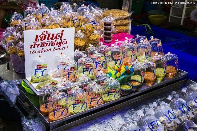 在芭提雅逛海鲜市场自己动手丰衣足食 人均100元吃到撑