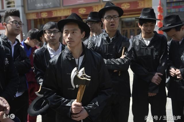 广东黑帮大哥,凭借向华强狂赚2亿,因一特点纵